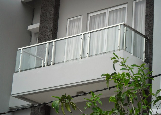 Railing Kaca  untuk Balkon Rumah  Minimalis  