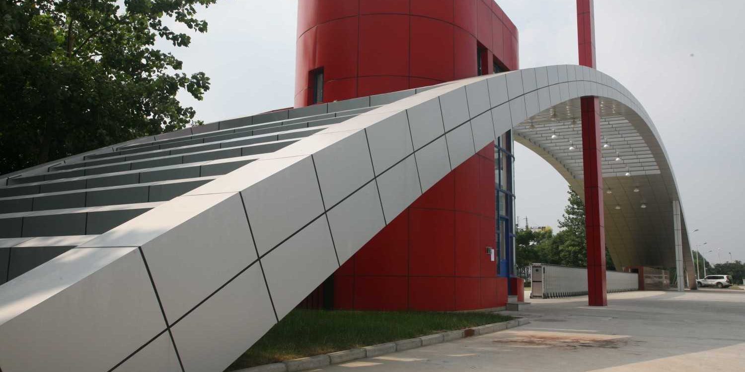 ACP pada fasad bangunan (Sumber: royaltouchinteriors.in)