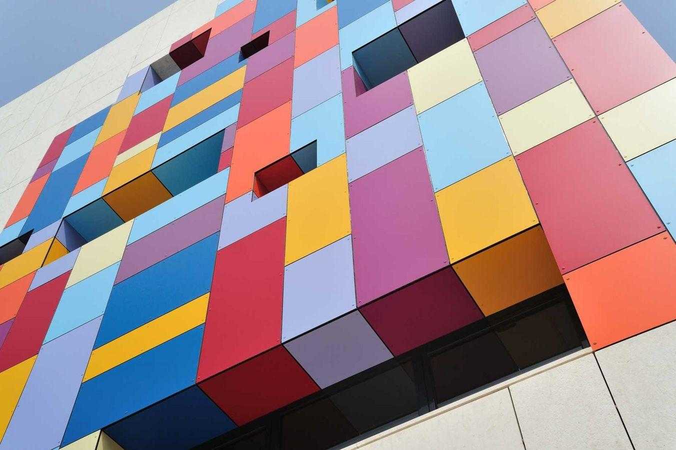 Alumunium Composite Panel pada fasad bangunan (Sumber: www.kmldesignerfinishes.com