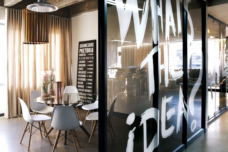 partisi kaca dengan stiker tulisan cat dinding