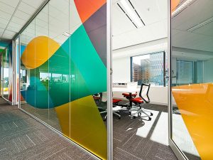 Partisi Kaca dengan stiker kaca pola geometris warna-warni | Mitrakreasiutama.com : Mitra Kreasi Utama ~ ACP Kusen Aluminium kaca Teralis Pagar Gypsum tangga Murah Pekanbaru PartisiKacaKantor
