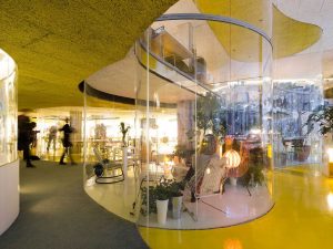 partisi kaca lengkung