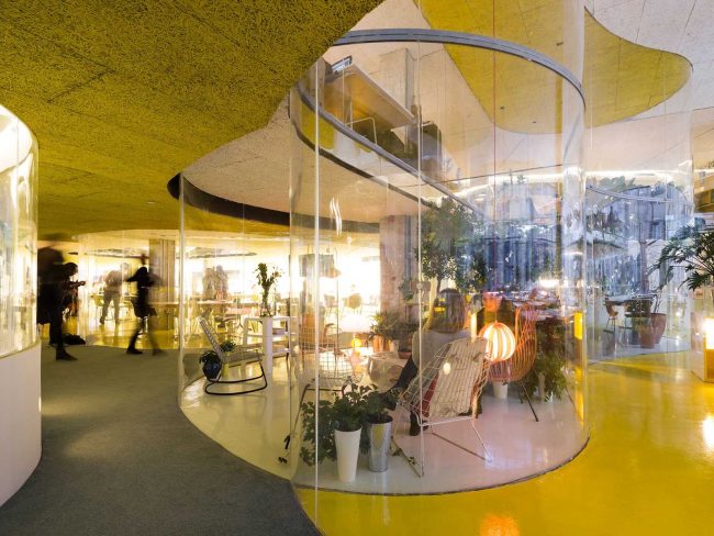 partisi kaca lengkung