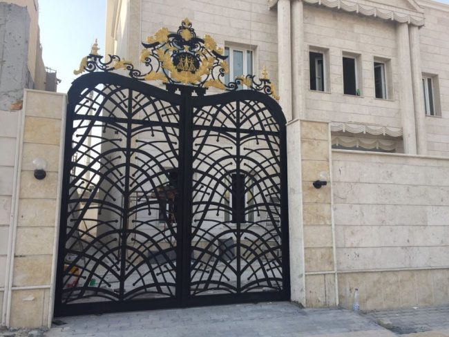 pagar besi ornamen emas