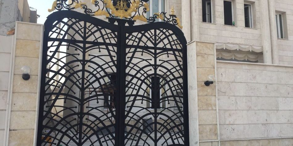 pagar besi ornamen emas