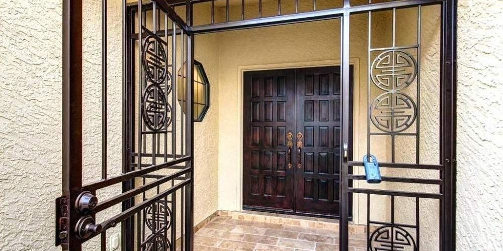 teralis pintu depan,