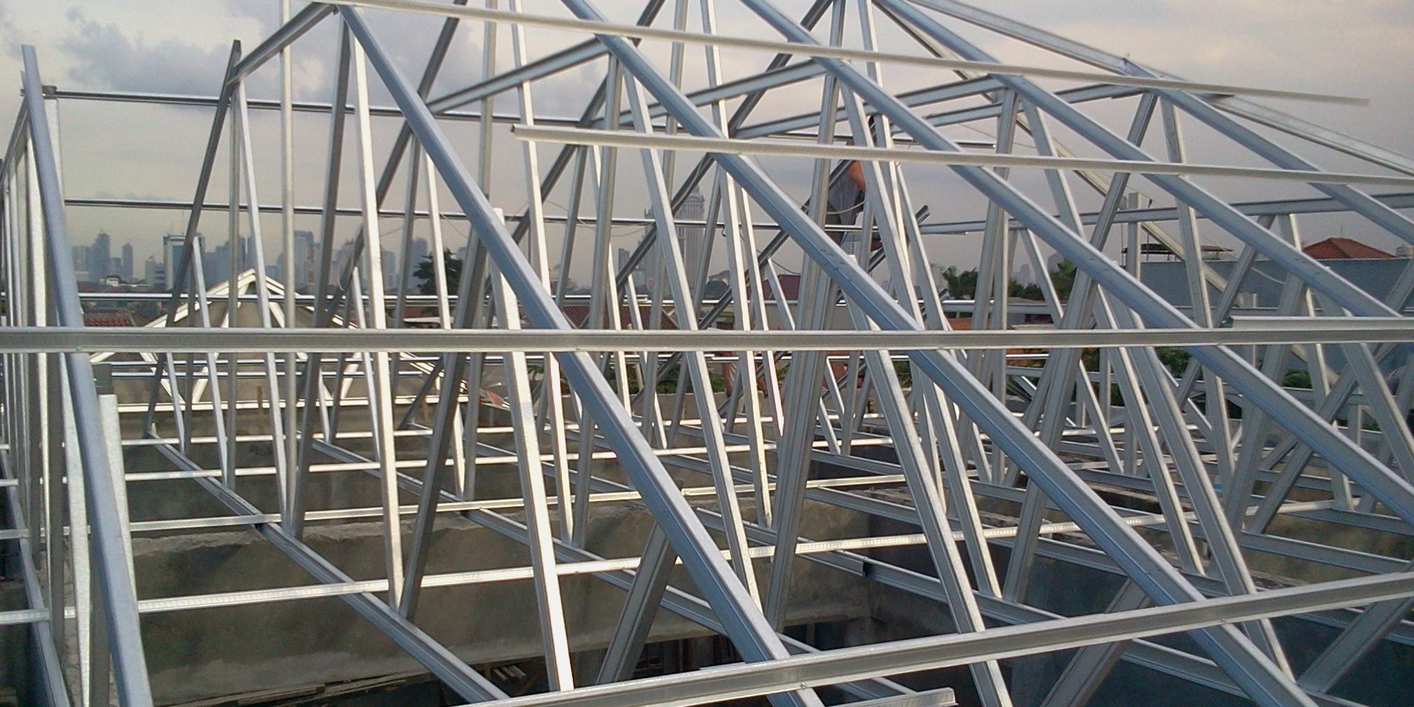 konstruksi atap baja ringan